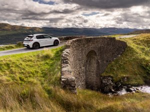 Review Peugeot E-208 GTi: is de duurste hot hatch van Stellantis ook de leukste thuis?