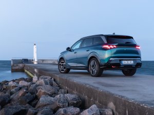 Waarom je in de Peugeot e-5008 niet onderuitgezakt politici kunt uitschelden