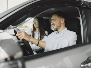 Eén op de vijf Nederlanders doet in de auto iets héél anders dan alleen rijden