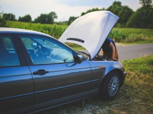 Olielampje auto brandt: wat je wel en niet moet doen