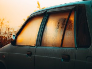 Eén op de vijf Nederlanders doet in de auto iets héél anders dan alleen rijden