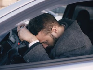 Eén op de vijf Nederlanders doet in de auto iets héél anders dan alleen rijden