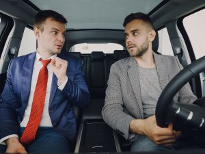 Eén op de vijf Nederlanders doet in de auto iets héél anders dan alleen rijden