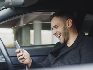 Eén op de vijf Nederlanders doet in de auto iets héél anders dan alleen rijden