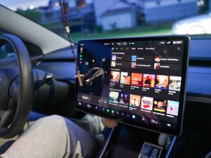 Eén op de vijf Nederlanders doet in de auto iets héél anders dan alleen rijden