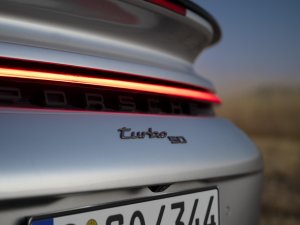 Hoe een simpel ruitje ervoor zorgt dat we voor de bijl gaan voor de zoveelste gelimiteerde Porsche 911