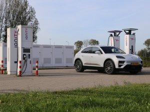 Je elektrische auto snelladen: zo doe je dat