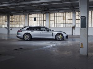De Porsche Panamera Turbo S E-Hybrid heeft veel te veel vermogen