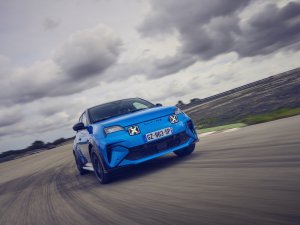 TEST Alpine A290: elektrische hot hatch, sneller en goedkoper dan Polo GTI