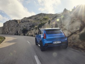 TEST Alpine A290: elektrische hot hatch, sneller en goedkoper dan Polo GTI