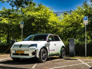 Hele EV-wereld kijkt wat vijftig Renault 5’s in Utrecht voor elkaar krijgen
