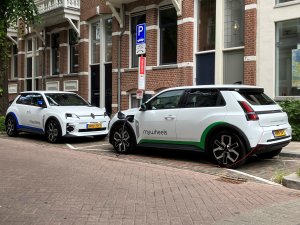 Hele EV-wereld kijkt wat vijftig Renault 5’s in Utrecht voor elkaar krijgen