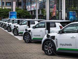 Hele EV-wereld kijkt wat vijftig Renault 5’s in Utrecht voor elkaar krijgen