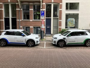 Hele EV-wereld kijkt wat vijftig Renault 5’s in Utrecht voor elkaar krijgen
