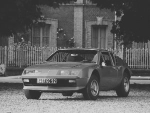 Voordat Ferrari een volgende elektrische auto ontwerpt, moet het even met dit merk bellen