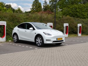 Je elektrische auto snelladen: zo doe je dat