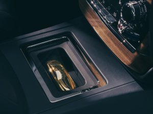 Spot jij de 8 verwijzingen naar de beste Bond-film ooit in deze Rolls-Royce Phantom 'Goldfinger'?