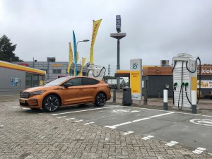 Je elektrische auto snelladen: zo doe je dat