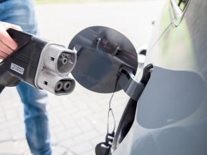 Je elektrische auto snelladen: zo doe je dat