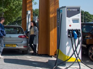 Je elektrische auto snelladen: zo doe je dat