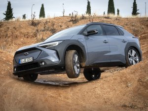 Dit automerk zet de rem op EV’s en zweert ineens bij hybrides