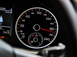 Duits milieurapport: maximaal 120 km/h op autobahn en benzine bijna 50 cent duurder
