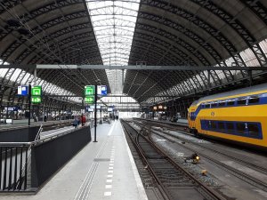 Dagje Amsterdam; wat is goedkoper, de auto of de trein?