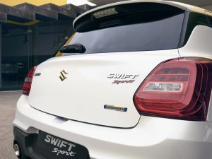 Suzuki Swift Sport zet in opn (een klein beetje) stroom