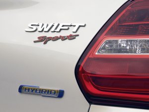 Suzuki Swift Sport zet in opn (een klein beetje) stroom