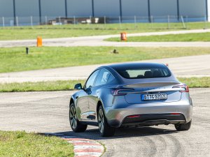 TEST loodzware Volkswagen ID.7 maakt op dit verrassende punt gehakt van Tesla Model 3