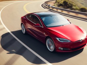 Tesla Model S rijdt 150 km/h op Autopilot, bestuurder slaapt