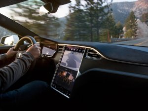 Duitse rechter: 'Bedienen Tesla-touchscreen onderweg is strafbaar'
