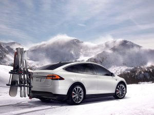 Waarom je beter met een oude diesel naar de wintersport kunt gaan dan met je Tesla