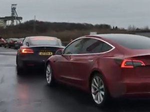 Wintersportende Tesla-rijders kwamen in lange laadpaalfile terecht