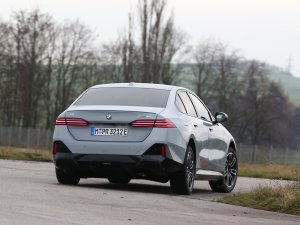 TEST BMW i5, Mercedes EQE, Lucid Air: outsider maakt het twee beroemde merken lastig