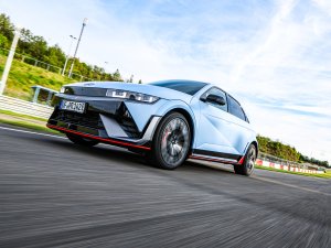 TEST: BMW M2 laat elektrische Ioniq 5 N alle hoeken van het circuit zien