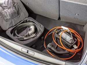 Test Mini Electric en Peugeot e-208: welke is beter voor lange afstanden?