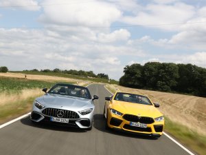 Test - op dit onderdeel wordt de Mercedes SL verpletterd door de BMW M8 cabrio