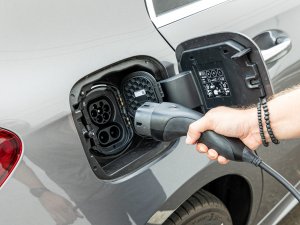 TEST: Toyota Prius (2023) vernedert andere plug-in hybrides met zijn lage verbruik
