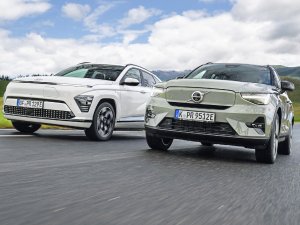 TEST: Waarom Volvo EX40 terecht 12.000 euro duurder is dan Hyundai Kona