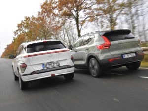 TEST: Waarom Volvo EX40 terecht 12.000 euro duurder is dan Hyundai Kona