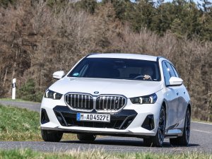 Test: zo gaat de Audi A6 e-tron de BMW i5 Touring te lijf