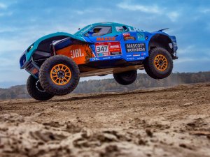 Met een Corvette de Dakar-rally rijden? Dat kan! Met de Century CR6 van de broertjes Coronel