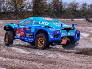 Met een Corvette de Dakar-rally rijden? Dat kan! Met de Century CR6 van de broertjes Coronel