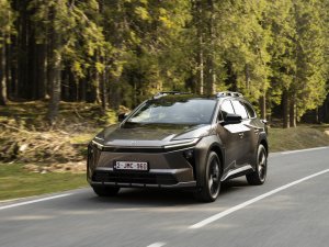 TEST - Deze Toyota gaat de strijd aan met de bestverkochte EV ter wereld