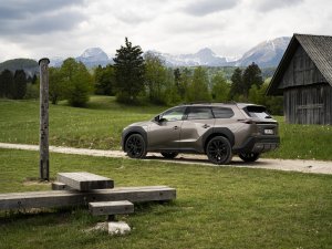 TEST - Deze Toyota gaat de strijd aan met de bestverkochte EV ter wereld
