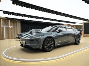 Nieuwe elektrische Toyota is ruim 5 meter lang en kost nog geen 20.000 euro