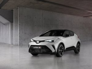 Vernieuwde Toyota C-HR trekt joggingpak aan