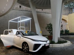 Toyota Mirai: Paus Franciscus rijdt nu op waterstof