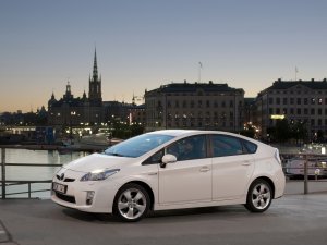 Wegenbelasting (plug-in) hybride auto: dit betaal je in 2024